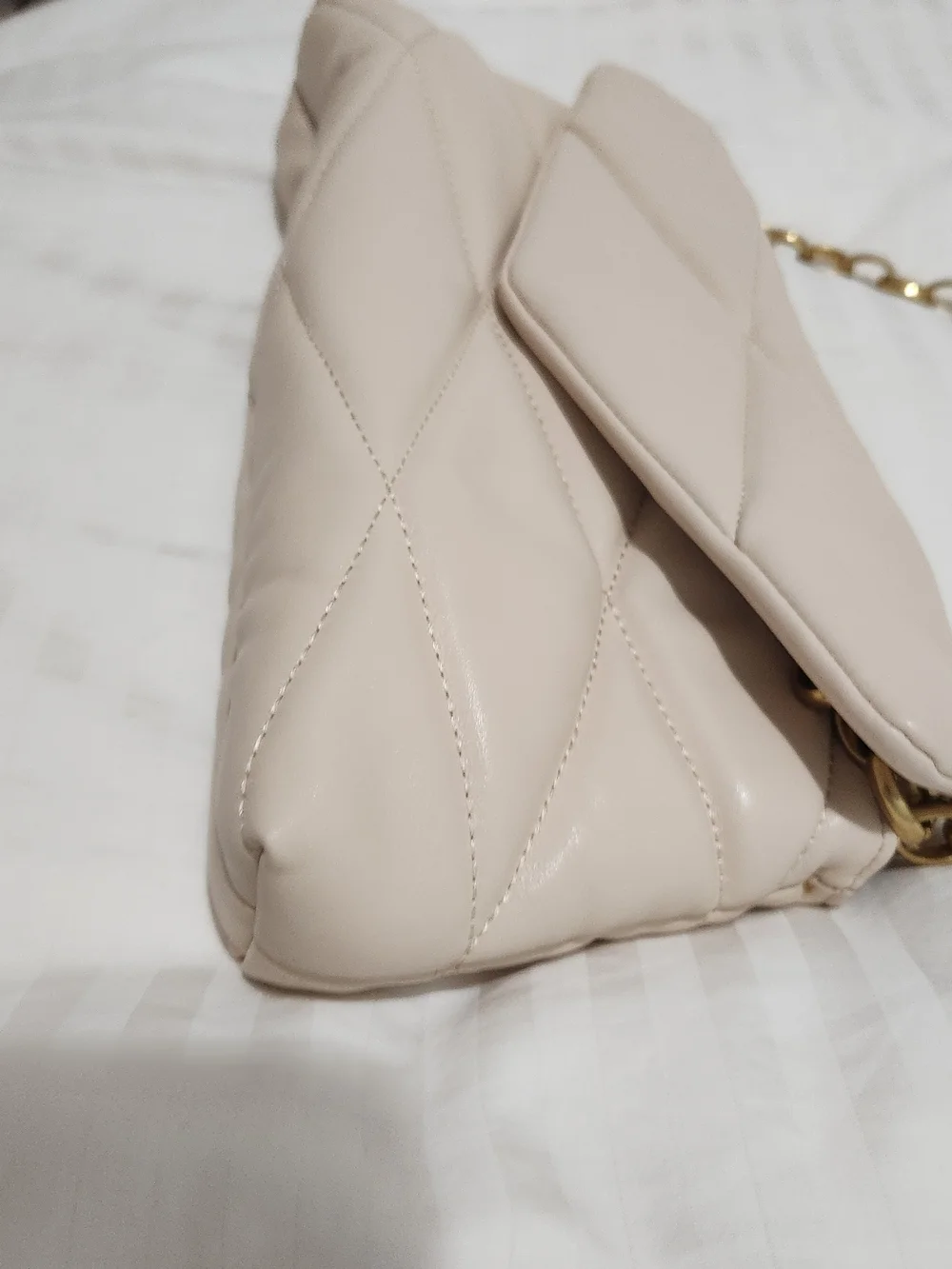 Mango Quilted Shoulder Bag with Gold Chain in Cream